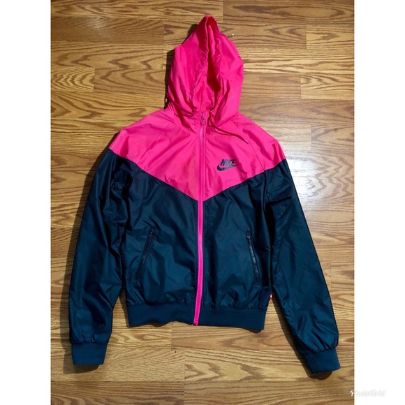 Nike Sweaters - Women’s Nike Windbreaker